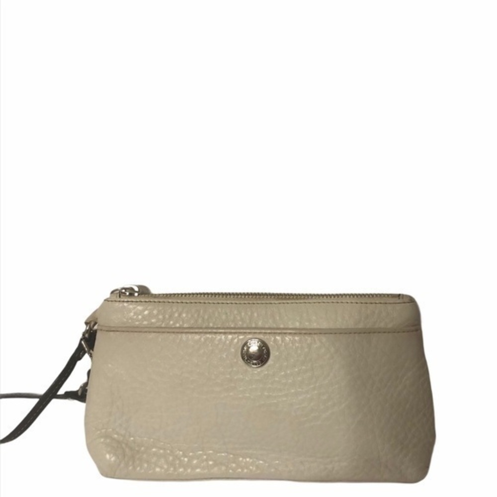 👛 COACH 👛 white pebbled leather wristlet